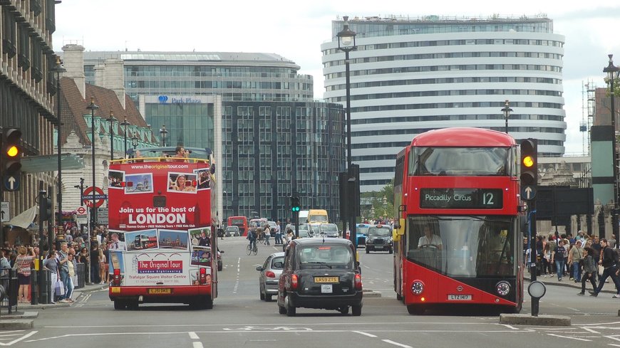london straße mit Blick auf roten Doppeldeckerbus