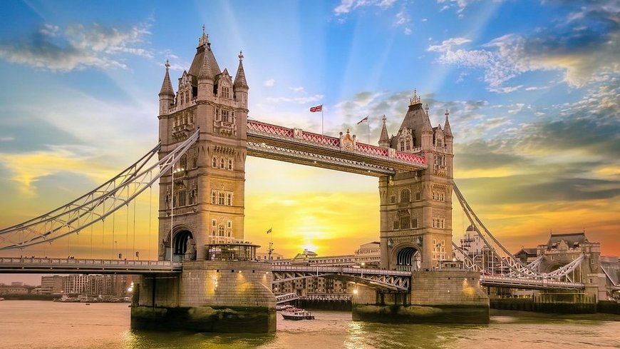 Boot an der Tower Bridge bei Sonnenaufgang