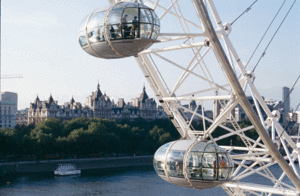 Das Bild legt den Fokus auf die Glasgondeln des Riesenrads London Eye.