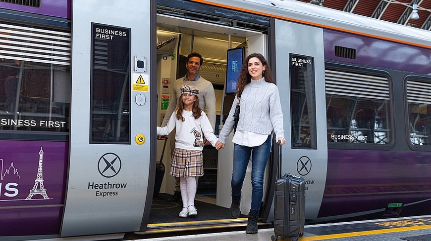 Familie die aus dem Heathrow Express aussteigt