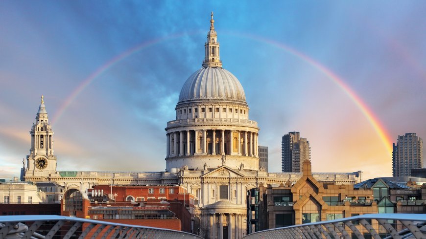 St. Paul's Cathedralmit Regenbogen im Hintergrund