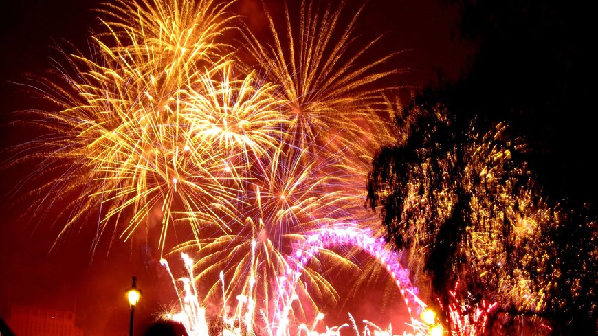 Feuerwerk über dem Riesenrad London Eye