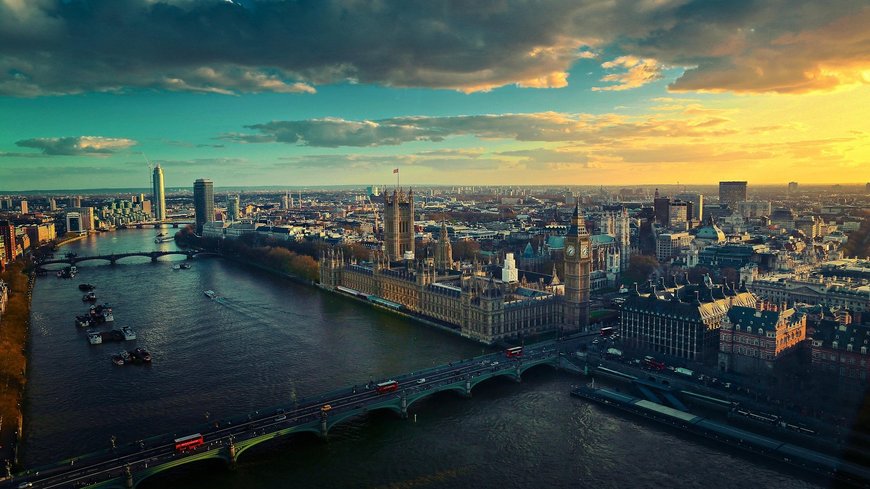 Blick auf die Themse und ein Teil Londons bei Sonnenuntergang