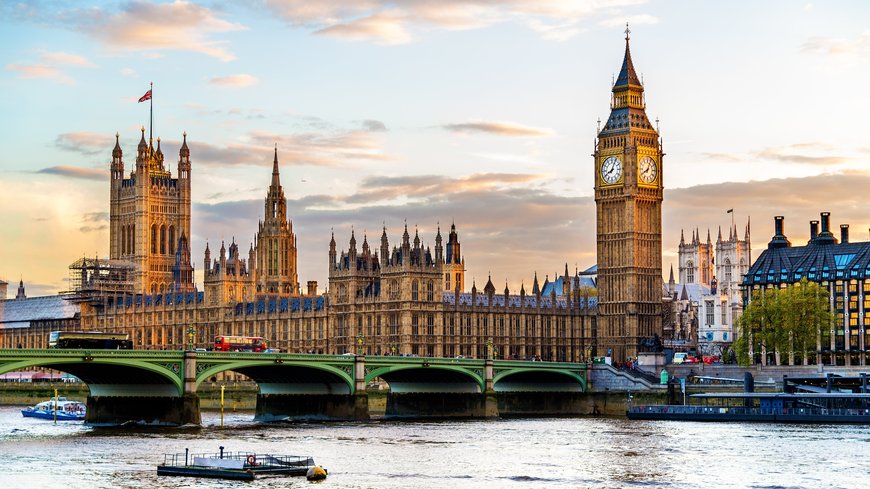 Blick auf die Themse über die Westminster Brücke zum Big Ben