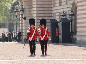 Soldaten vor dem Buckingham Palace