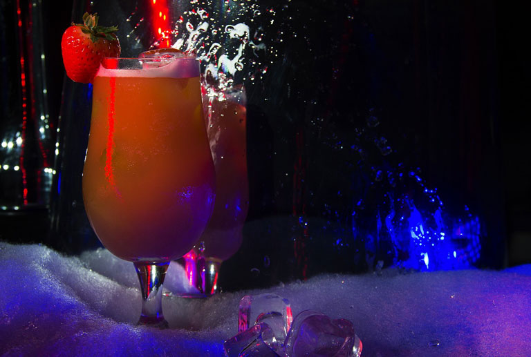 Ein roter Cocktail auf der Bar in London