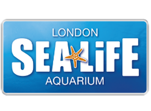 Das Logo des Sea Life London Aquarium ist blau mit weißer Schrift und beinhaltet einen kleinen Seestern.
